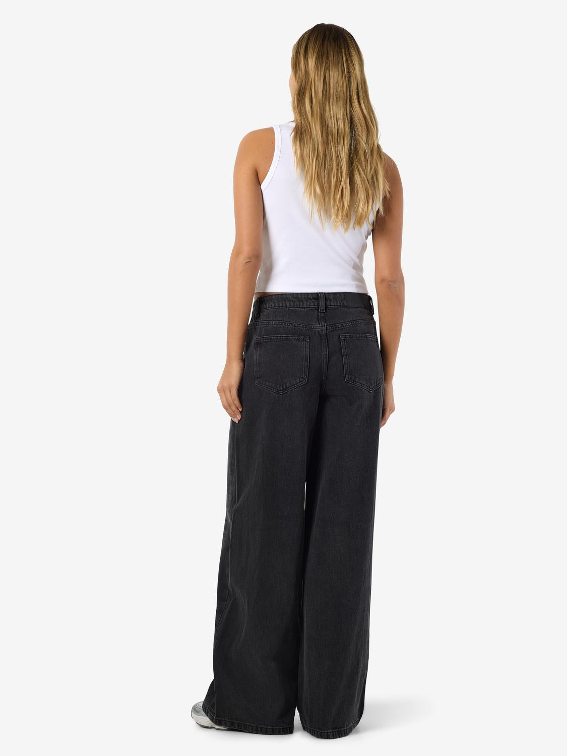 model_shot-front_full